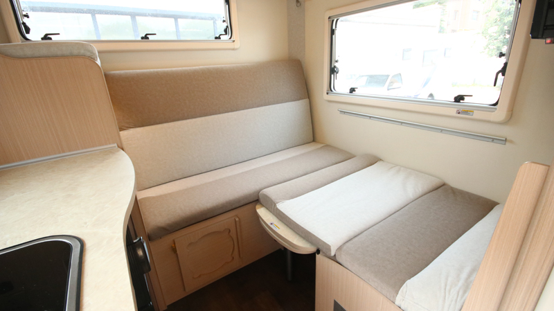 上下鋪床的房車，空間利用真合適