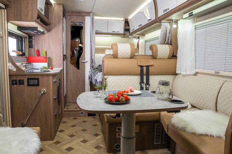 炮營集合，連看自由炮房車